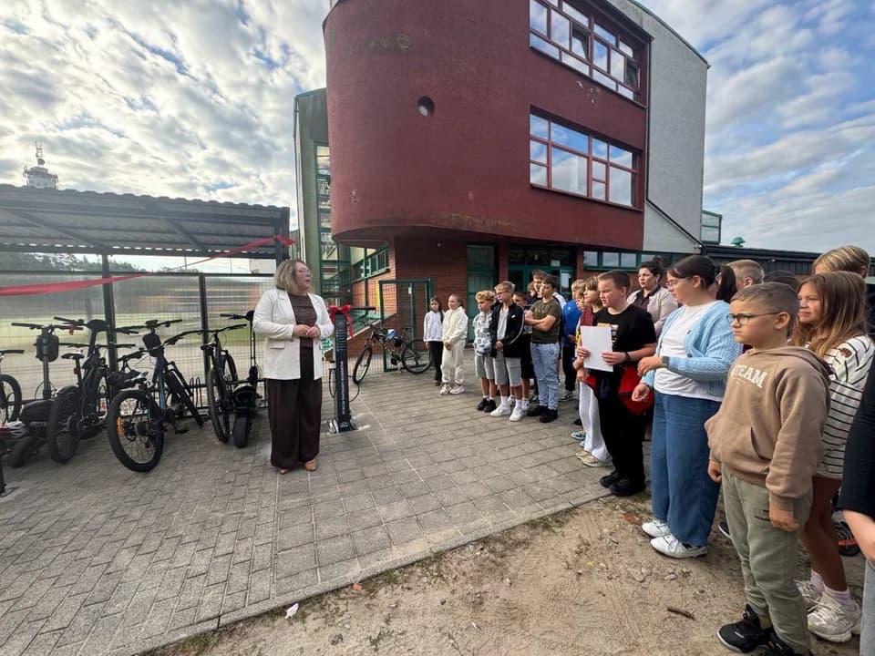 Nowa wiata i stacja naprawy rowerów przy szkole. Mieszkańcy zadecydowali, bank dołożył sprzęt — zdjęcie 5 z 5