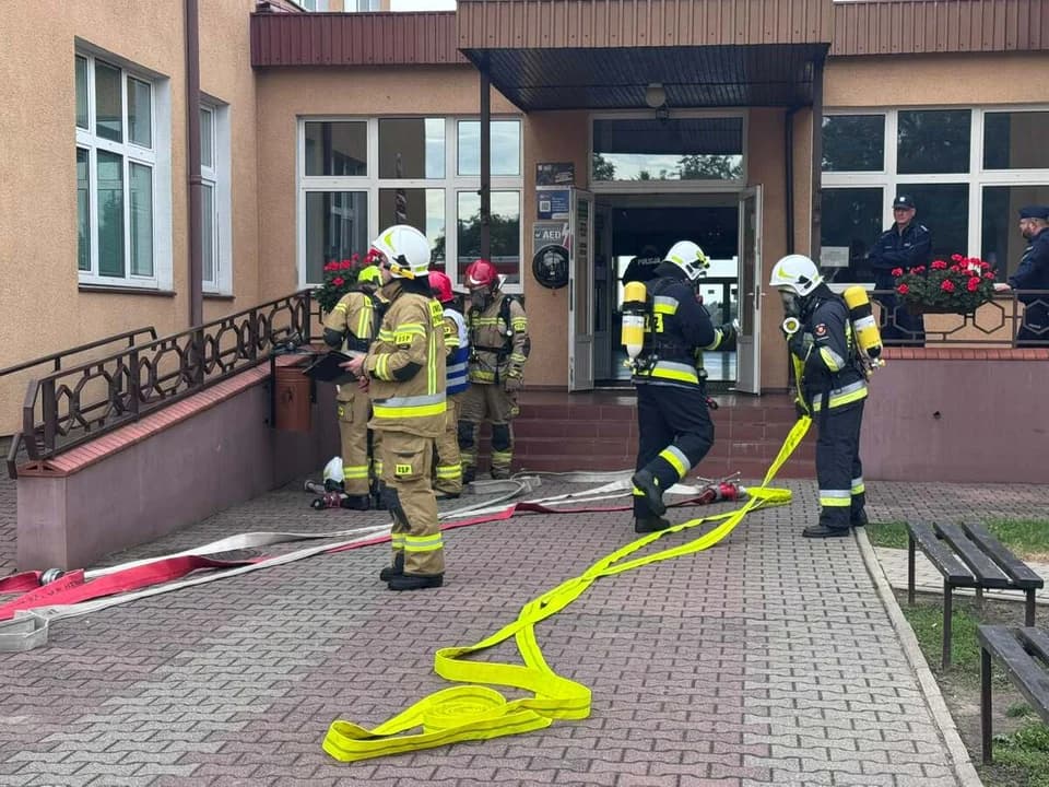 Strażacy i policjanci w akcji. Duże ćwiczenia ratowniczo-gaśnicze w gminie Jaraczewo — zdjęcie 4 z 9