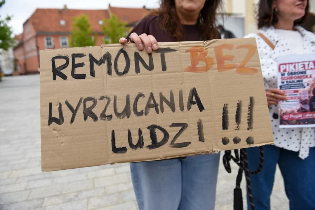 Pikietujący mieli transparenty i kartony z hasłami wyrażającymi poparcie dla schroniksa porwadzonego przez Fundację Bliżej Domu.