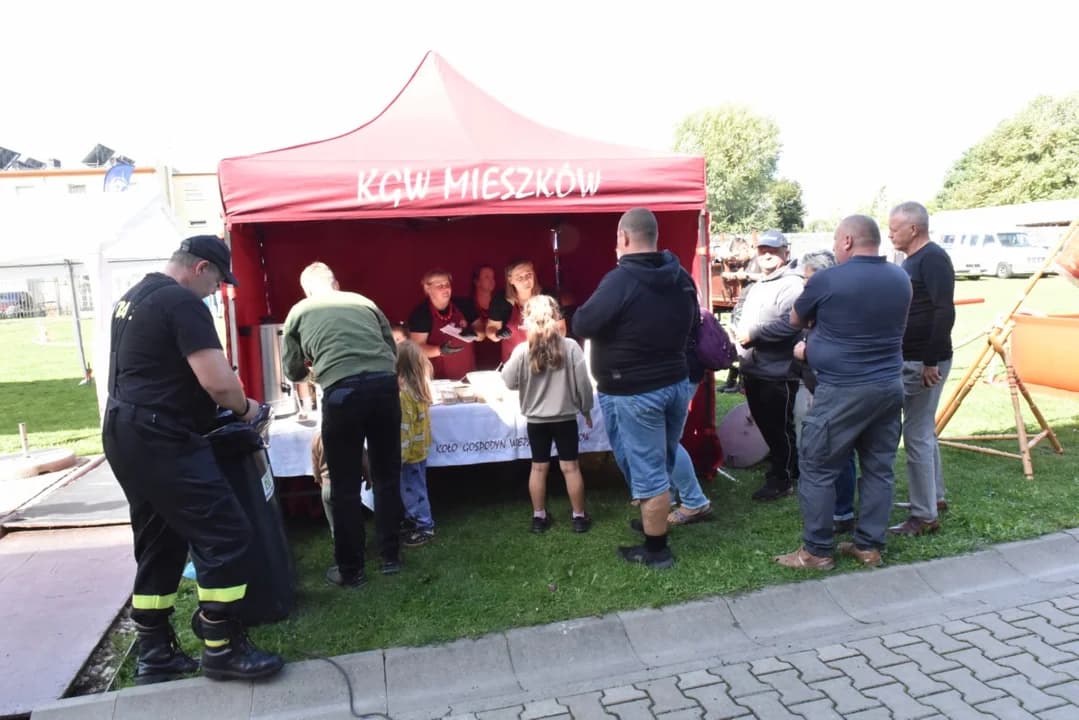 Rekordowa liczba - blisko 80 kolekcjonerów, wystawiła swoje unikatowe zbiory w hali jarocińskiego lodowiska.