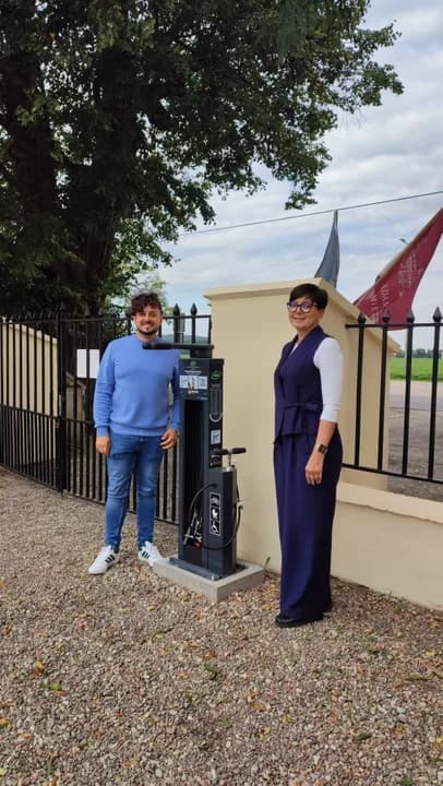 Stację rowerową do muzeum na ręce kierownika placówki Emiliana Prałata przekazała Małgorzata Rebelka, dyrektor Oddziału Banku Spółdzielczego w Żerkowie.