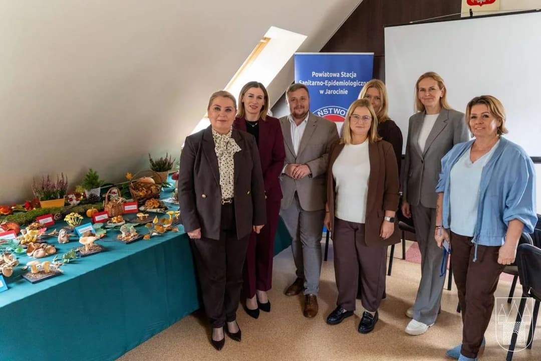 Wystawę odwiedzili między innymi burmistrzowie: Jarocina - Urszula Wyrembleewska-Korzyniewska i Jaraczewo - Bartosz Banaszak. Oprowadzała ich Beta Oleśków, dyrektor Powiatowej Stacji Sanitarno-Epidemiologicznej.