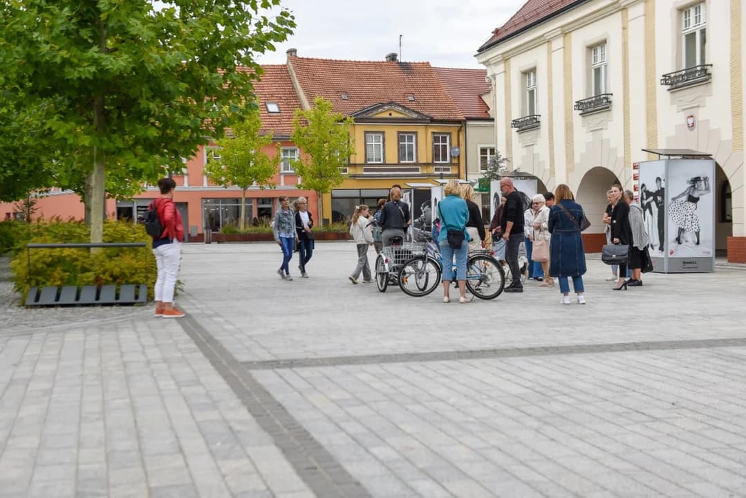 W miniony piątek na pół godziny przed rozpoczęciem posiedzenia rady miejskiej przed Ratuszem zebrała się grupa osób, która przyszła poprzeć Fundację Bliżej Domu, jako prowadzącego schronisko dla zwierząt w Radlinie.