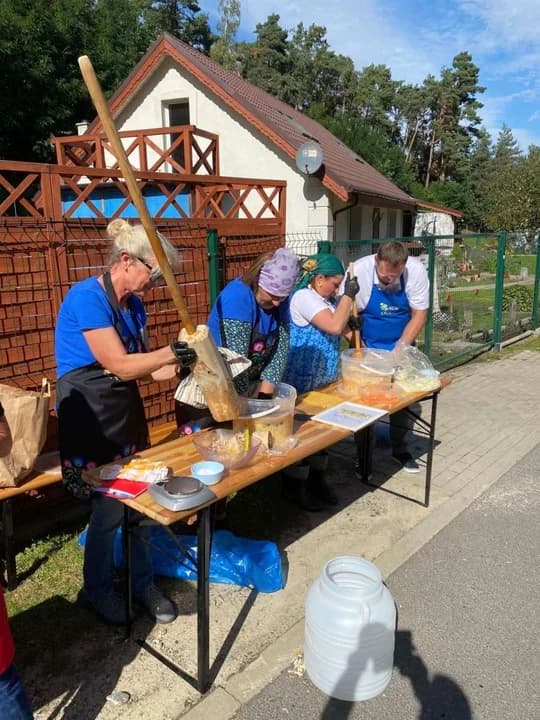 Konkurs kiszenia kapusty w Młynie nad Lutynią — zdjęcie 2 z 12
