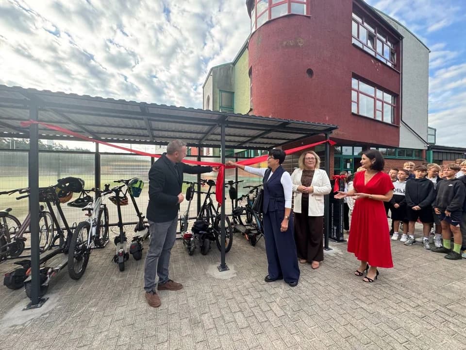 Wiatę rowerową otwarto przy szkole w Żerkowie