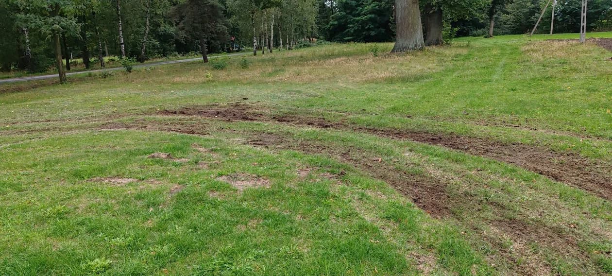 Ktoś zdewastował teren przy sali wiejskiej. Sołtyska wydała komunikat