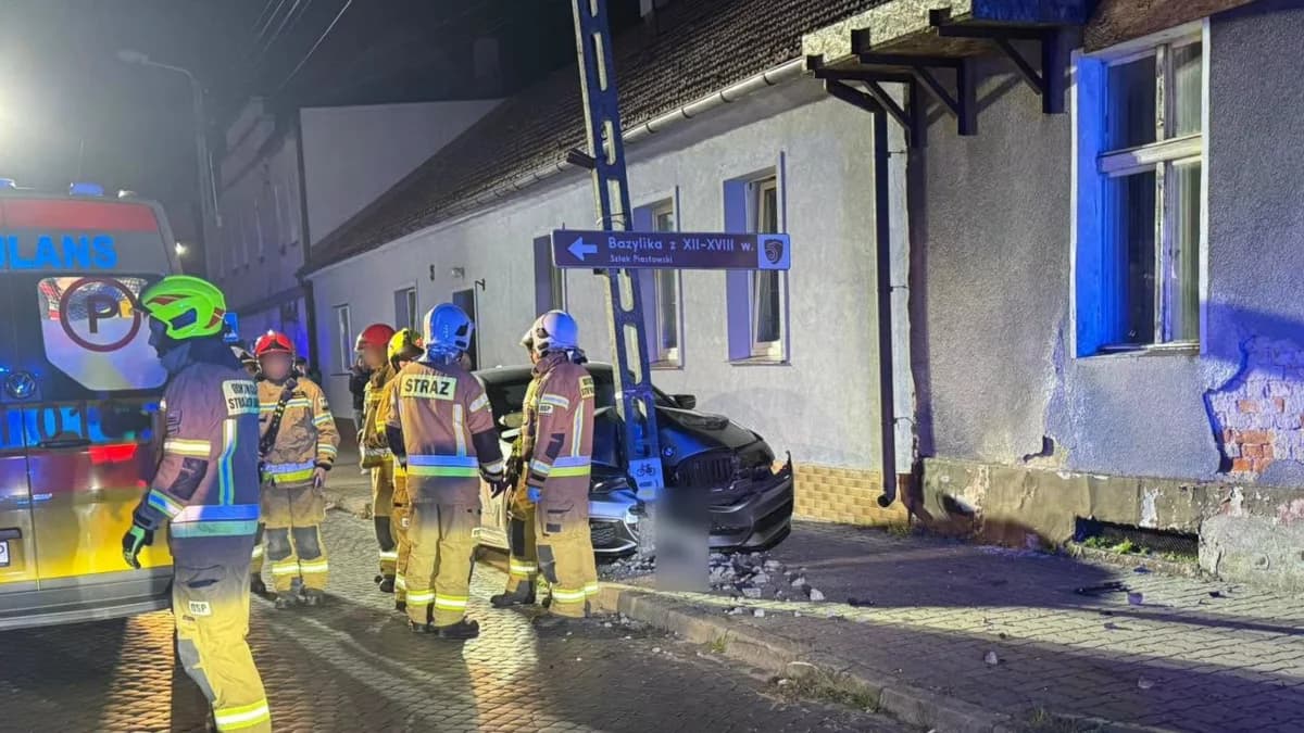 BMW na jarocińskich numerach rozbite w Trzemesznie. Wypożyczalnia zabrała głos