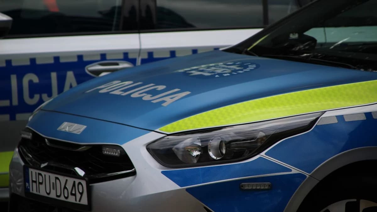 Nocna interwencja służb w Jarocinie. Policja, straż pożarna i karetka wezwane do agresywnego mężczyzny