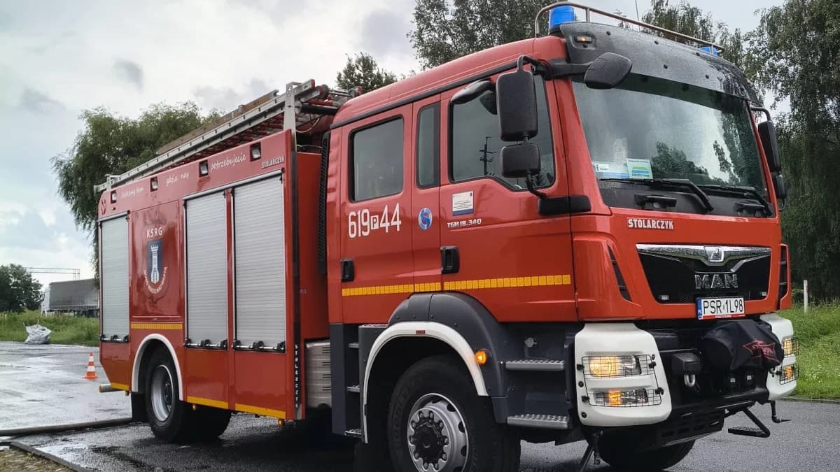 Zderzenie trzech pojazdów na  DK 11. Droga jest zablokowana