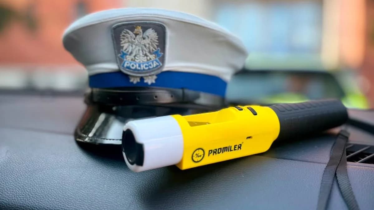 Zderzenie dwóch opli w Jarocinie. Kierowca i pasażer uciekli z miejsca kolizji