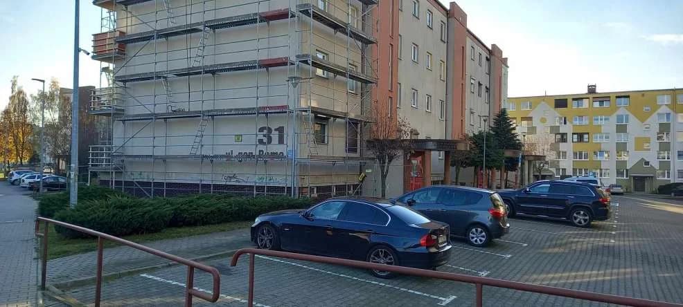 Jarocińska spółdzielnia mieszkaniowa remontuje blok w Jarocinie. Mieszkańcy żądają wstrzymania prac [AKTUALIZACJA] — zdjęcie 3 z 7