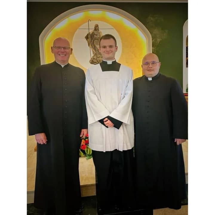 W uroczystości wzięli udział ksiądz prałat Dariusz Matusiak, proboszcz rodzinnej parafii oraz ksiądz Przemysław Kapała z parafii Chrystusa Króla — zdjęcie 2 z 28