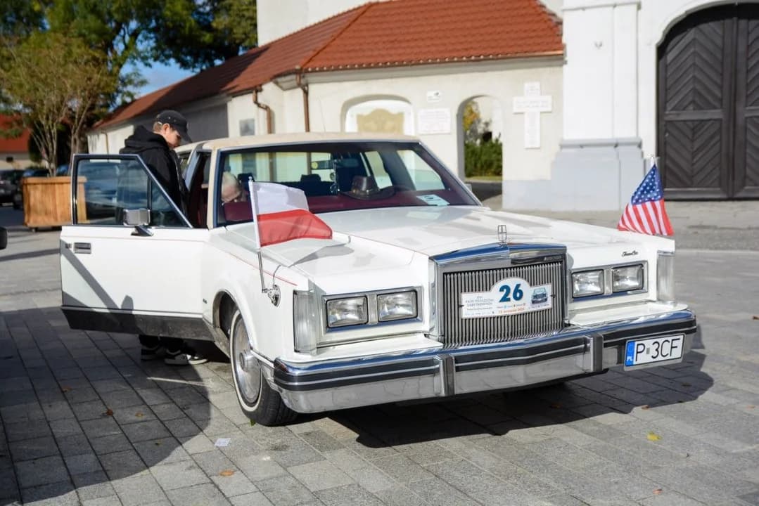 Pojazdy retro znów zawitały do Jarocina. Rajd Pojazdów Zabytkowych "Śladami Rezydencji Ziemiańskich [ZDJĘCIA] — zdjęcie 3 z 85