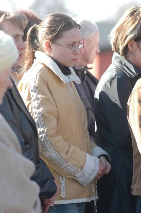 Dwadzieścia lat temu umierał Papież Polak - Jan Paweł II. Tak wtedy wyglądał Jarocin. Pamiętacie jeszcze tamte dni? [ZDJĘCIA] — zdjęcie 2 z 266