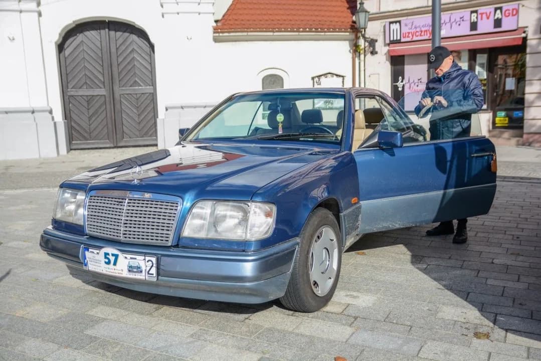 Pojazdy retro znów zawitały do Jarocina. Rajd Pojazdów Zabytkowych "Śladami Rezydencji Ziemiańskich [ZDJĘCIA] — zdjęcie 4 z 85