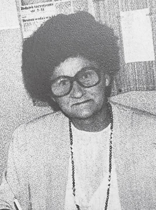 Przez siedem lat pracowała w wydawnictwie “Gazety Jarocińskiej”. Od listopada 1990 roku do 1997 roku prowadziła biuro ogłoszeń w jarocińskim ratuszu. Regina Błaszak urodziła się 14 stycznia 1935 roku w Bruczkowie (gmina Borek Wielkopolski). Była z zawodu księgową, absolwentką średniej szkoły dla księgowych w Poznaniu. Wyszła za mąż za znanego jarocińskiego weterynarza, z którym miała dwójkę dzieci. Pracowała najpierw w Poznaniu, w Wielkopolskich Zakładach Gastronomicznych, później w jarocińskiej Wielobranżowej Spółdzielni Pracy. Potem, aż do przejścia na emeryturę, w "Gazecie Jarocińskiej". Była pierwszym etatowym pracownikiem w powstającym wydawnictwie gazety lokalnej. Współtworzyła jego historię. Jej nazwisko po raz ostatni pojawiło się w tzw. "stopce redakcyjnej" w końcu marca 1998 roku. W książce Papierowa szlachta" napisałem o Reginie Błaszak: Pani Regina, bo tak do niej mówiliśmy, na początku była wpisana w stopce redakcyjnej jako sekretarz redakcji. Pewnie dlatego, że nam się to nie kojarzyło z funkcją osoby odpowiedzialnej w gazecie za wszystko, co jest związane z tekstami, terminowością ich oddawania i objętością, porządkiem w numerze, ale raczej z taką typową robotą sekretarki. Ot, przyjęcie pism, ogłoszeń, odebranie rozwiązań krzyżówek, listów do redakcji. (...) Pani Regina była niezastąpiona w rozmowach z osobami, które przychodziły do naszego biura ogłoszeń w ratuszu. Zawsze tryskała humorem, uśmiechnięta, a przy tym miała anielską cierpliwość do wysłuchiwania różnych, czasem najbardziej fantastycznych opowieści. Poza tym, znała mnóstwo ludzi, co w branży medialnej jest nieocenionym przymiotem. Regina Błaszak zmarła 29 stycznia 2024 roku, w wieku 89 lat. Pogrzeb odbył się 1 lutego na cmentarzu komunalnym w Jarocinie.