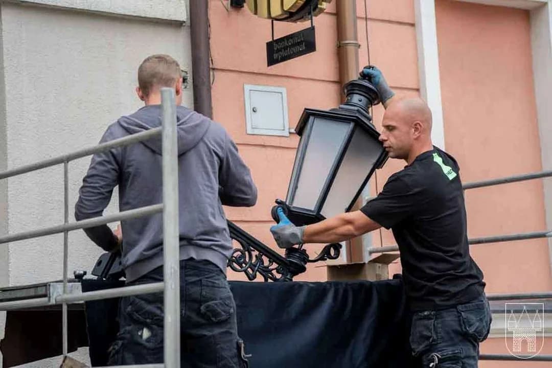 Po 5 miesiącach od demontazy stylowe lampy waracą ja jarociński Rynek.