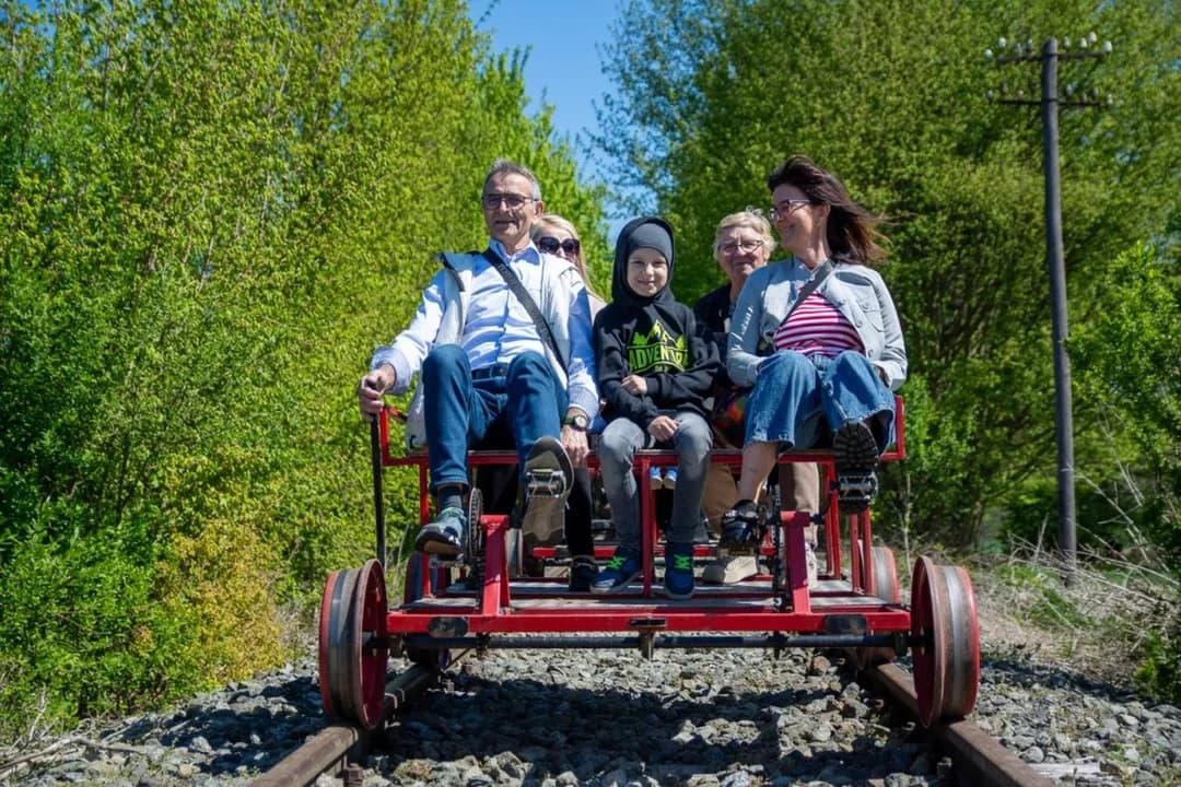 Majówka w Jarocinie na drezynach. Chętnych nie brakowało [ZDJĘCIA]