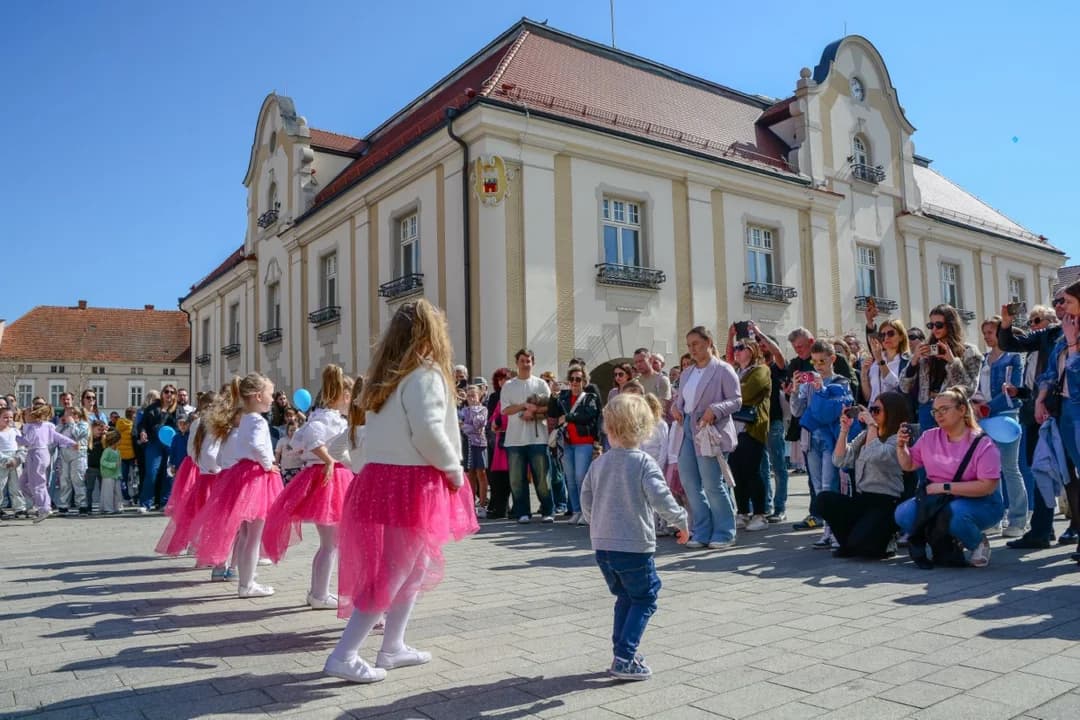 Przez kilka godzin szukali zajączków w centrum Jarocina. Wielkanocna gra miejska z nagrodami [ZDJĘCIA] — zdjęcie 4 z 90