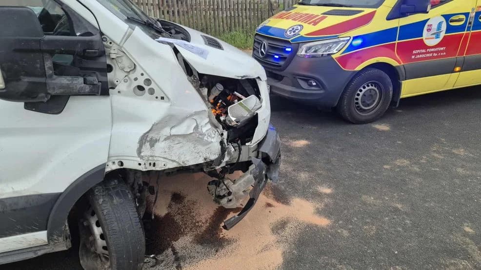 Potrzaskane auta po zderzeniu na skrzyżowaniu. Jedna osoba trafiła do szpitala — zdjęcie 3 z 3