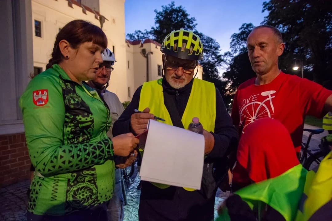 Prawie 30 kilometrów nocnej jazdy. Rajd z RoweLOVE Jarocin [ZDJĘCIA] — zdjęcie 4 z 34