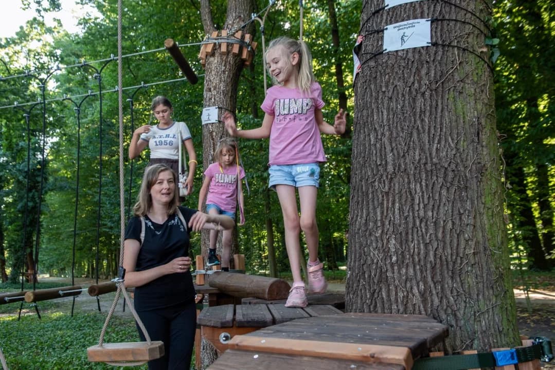 Nowa atrakcja w jarocińskim parku już gotowa. Na odważnych czeka park linowy z przeszkodami
