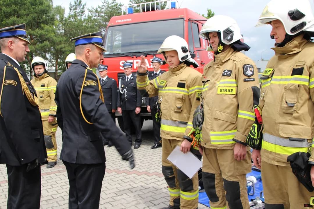 Uroczyste przekazanie samochodu dla OSP Ludwinów i narzędzi hydraulicznych dla OSP Jarocin — zdjęcie 6 z 16