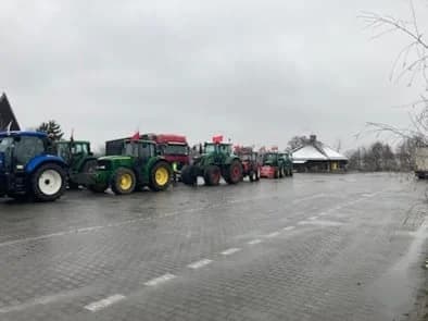 Jarocińscy rolnicy jadą na blokadę drogi do Gołuchowa — zdjęcie 3 z 36