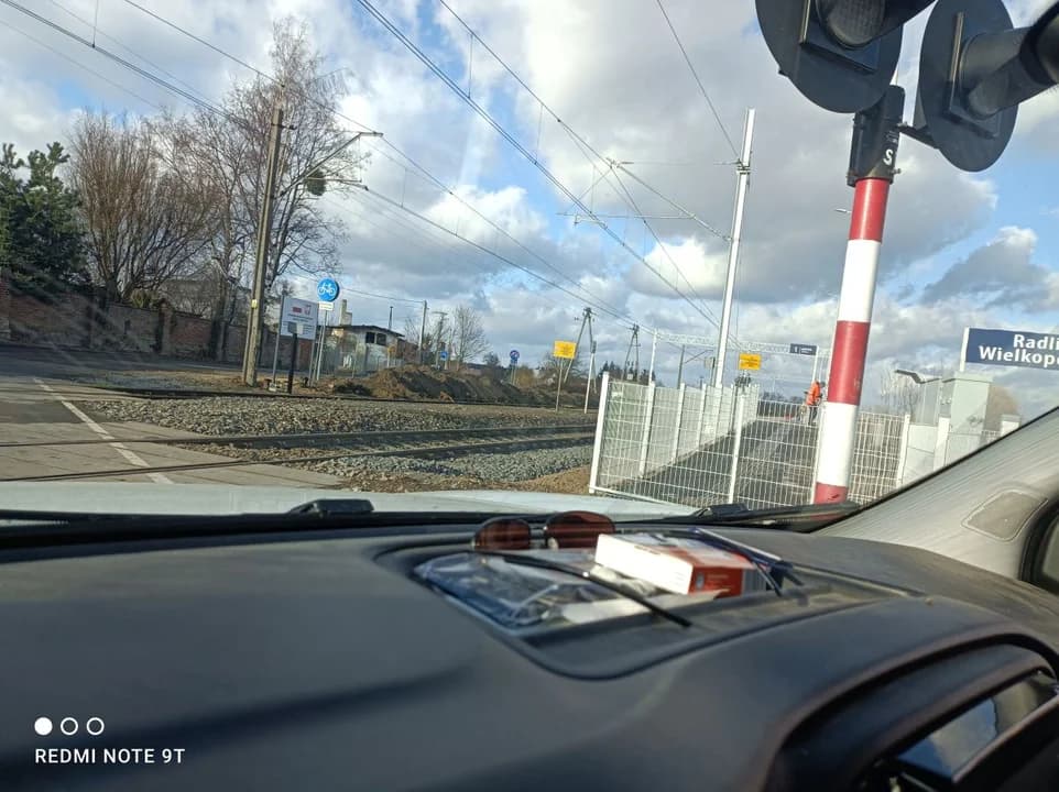 Kierowcy skarżą się na ograniczoną widoczność na przejeździe kolejowym w Radlinie