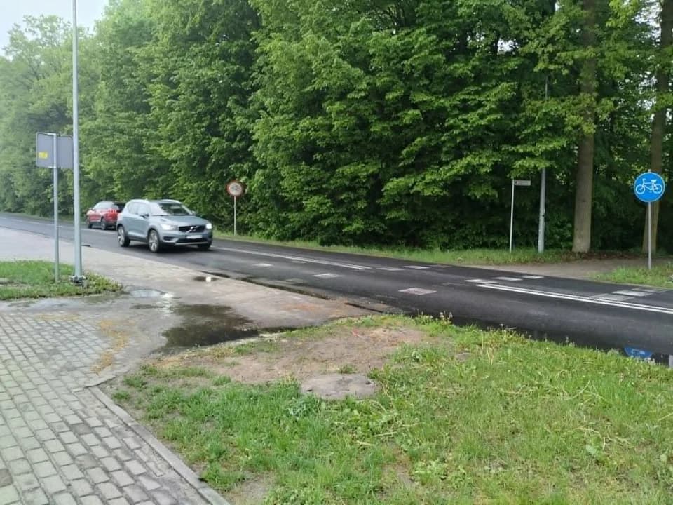 Dobrym rozwiązaniem w tym miejscu byłby wyniesiony przejazd dla rowerów plus postawienie barierek, które spowodują, że rowerzyści muszą zwolnić, a nawet zejść z roweru, zawłaszcza ci jadący z Jarocina w kierunku na Witaszyce - mówi Błażej Ciesielski, prezes Stowarzyszenia RoweLOVE Jarocin.
