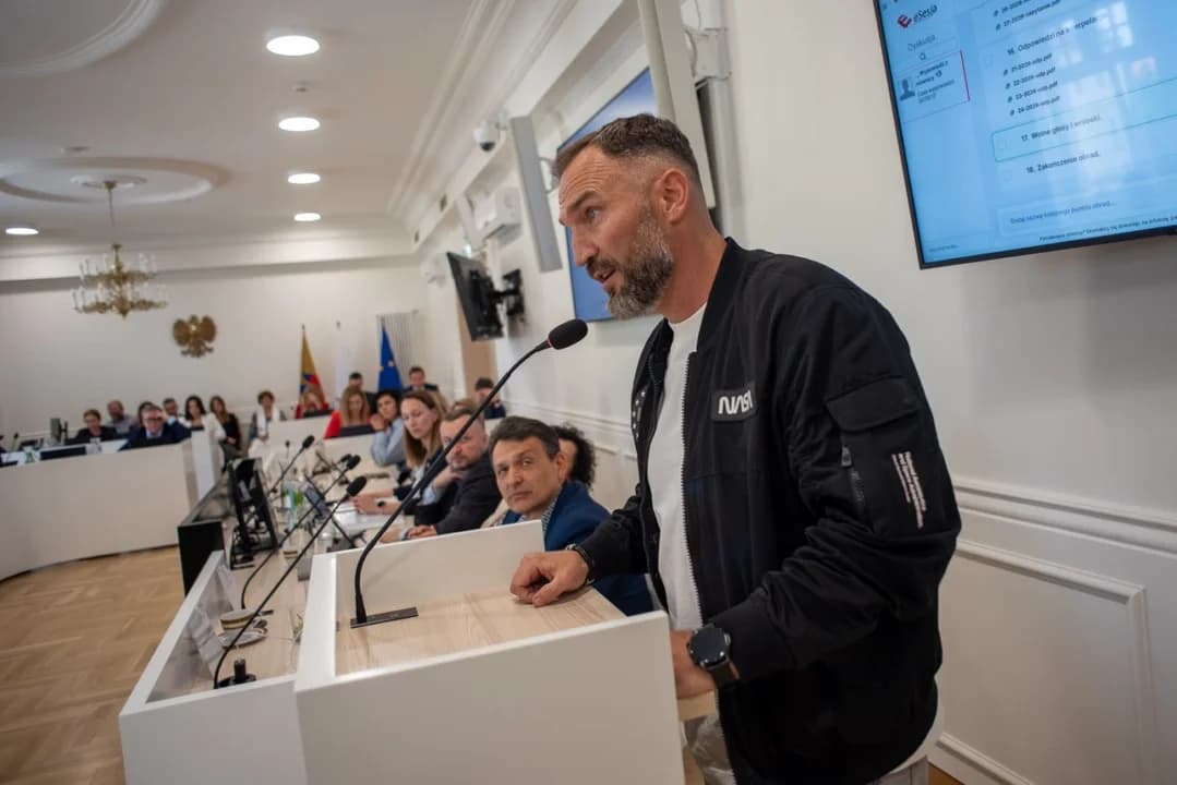 Radni nie mają zaufania do burmistrza, choć finanse oceniają dobrze. Posypały się zarzuty, wspomniano o referendum [ZDJĘCIA]