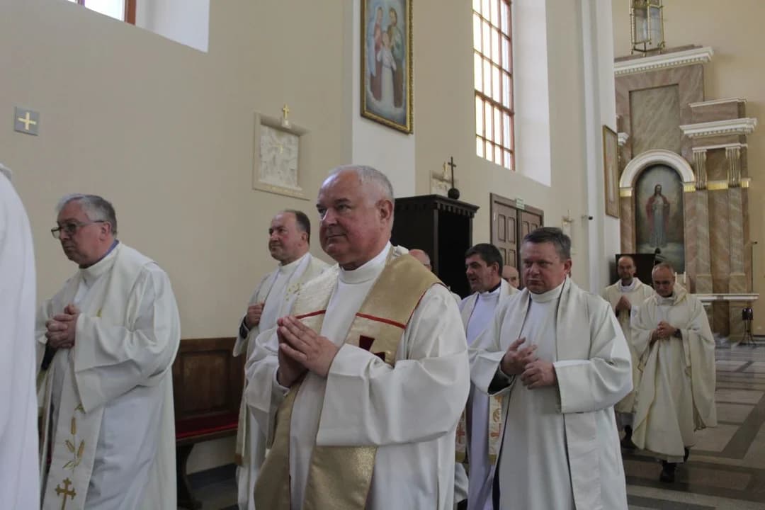 Ksiądz kanonik Rafał Sobieraj świętował 33. rocznicę święceń w Jarocinie z kolegami z rocznika [ZDJĘCIA] — zdjęcie 6 z 43