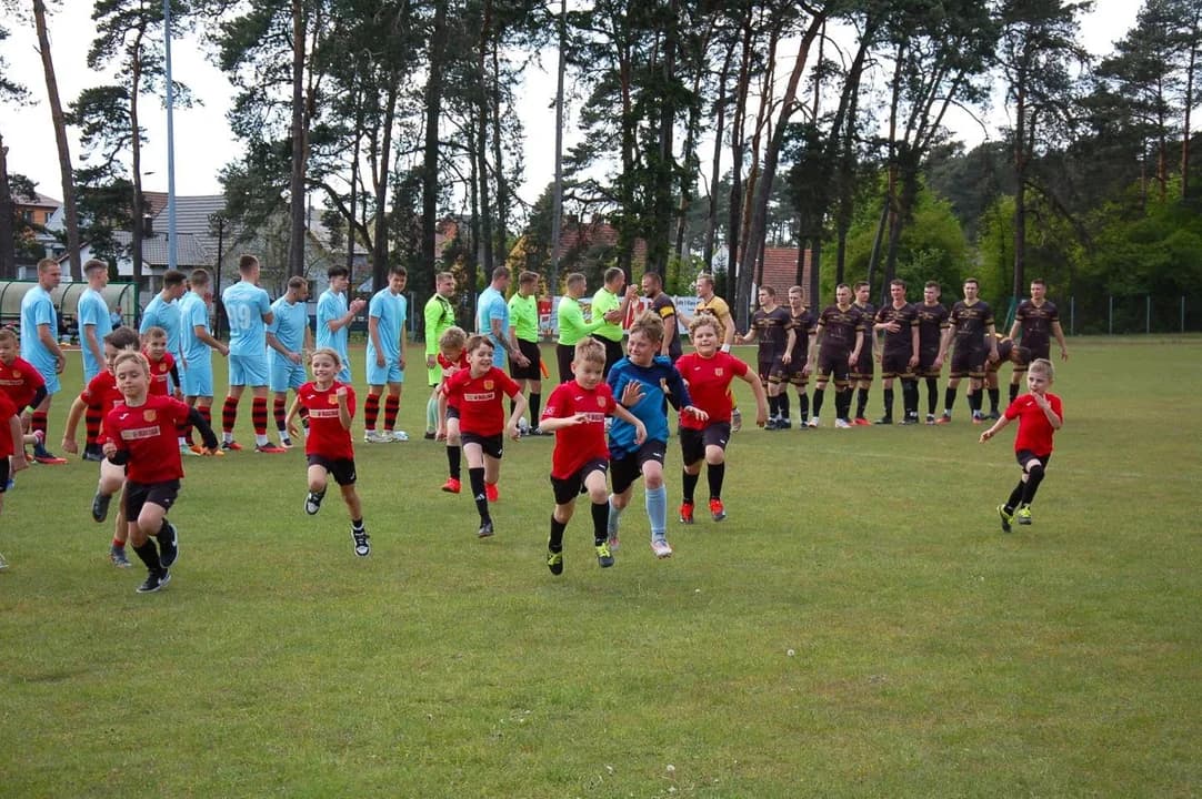 Stadion miejski przy ul. Mickiewicza w Żerkowie został oddany do użytku 5 września 2010 r. Obiekt powstał, by zapewnić mieszkańcom gminy nowoczesne warunki do uprawiania lekkoatletyki i piłki nożnej oraz służyć szkolnym i gminnym imprezom sportowym. Posiada bieżnię i pełnowymiarowe boisko o nawierzchni z trawy naturalnej oraz oświetlenie. Budowa została sfinansowana ze środków własnych Gminy Żerków oraz dofinansowania z Programu Rozwoju Obszarów Wiejskich 2007–2013 - „Odnowa i rozwój wsi”. Zadanie współfinansowane ze środków Urzędu Marszałkowskiego Województwa Wielkopolskiego. Obiekt gości rozgrywki piłkarskie, mecze szkolne, imprezy lekkoatletyczne, w tym młodzieżowe igrzyska. Wyposażenie Boisko piłkarskie o wymiarach 105 × 68 m, z naturalną nawierzchnią trawiastą. Bieżnia okólna tartanowa długości 400 m z czterema torami oraz systemem odwodnienia. Prosta bieżnia przy trybunach, długości 130 m z sześcioma torami dla biegów sprinterskich. Trybuna wschodnia zainstalowana na 300 siedzisk, a cała pojemność stadionu wynosi około 800 widzów. Oświetlenie umożliwia treningi i mecze wieczorne.