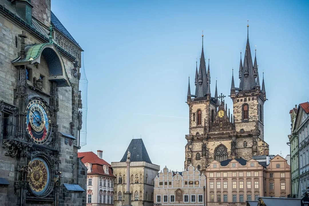 Czechy. Zapłacimy za: leczenie stomatologiczne – standardowe jest bezpłatne, jednak za świadczenia i materiały ponadstandardowe trzeba częściowo zapłacić, a za leczenie nagłych przypadków uiścić opłatę w wysokości 90 koron, leczenie na szpitalnym oddziale ratunkowym – 90 koron, ratownictwo górskie, opłaty za leki – pokrywasz całkowity lub częściowy koszt leków. Jeżeli roczny koszt współpłacenia za leki wyniesie 5000 koron lub – w przypadku dzieci i młodzieży do 18 lat oraz emerytów – 2500 koron, wówczas kasa chorych zwraca zapłaconą ponadto nadwyżkę. Ma na to 60 dni liczone po kwartale, w którym limit został przekroczony, transport sanitarny na terenie Czech jest bezpłatny. Transport powrotny do Polski jest całkowicie płatny przez pacjenta.