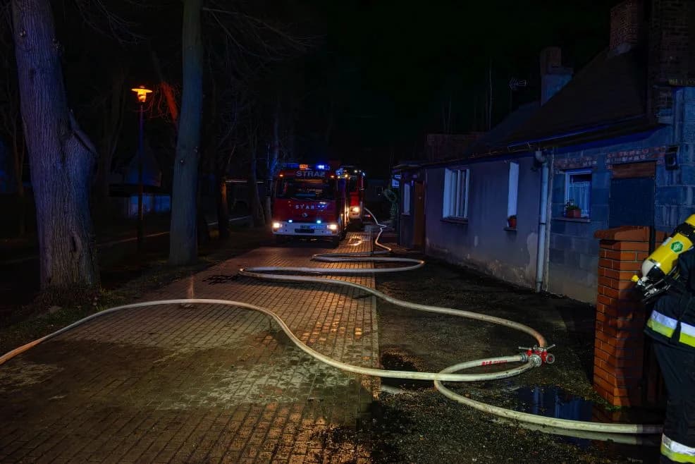 W Jaraczewie w ogniu stanął garaż z samochodem w środku