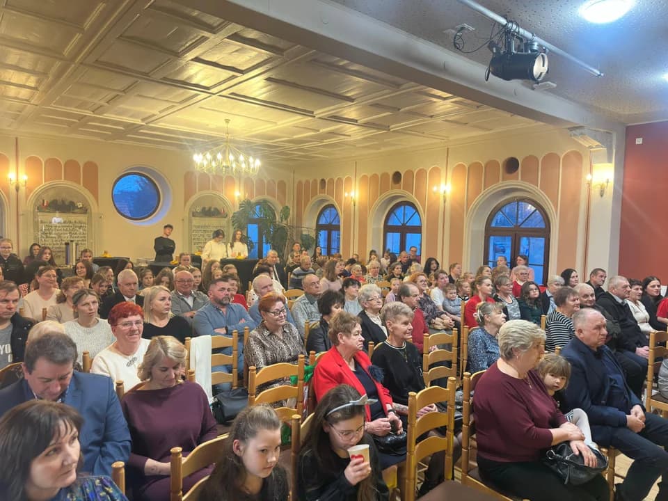 Wnuki pochwaliły się talentami, a dziadkowie świętowali! — zdjęcie 6 z 8