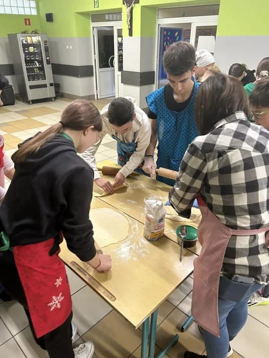 Pieczenie rogali w SP w Woli Książecej