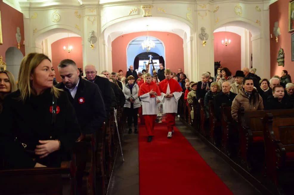 Uroczystości Święta Niepodległości i odpust w parafii św. Marcina w Jarocinie — zdjęcie 5 z 111
