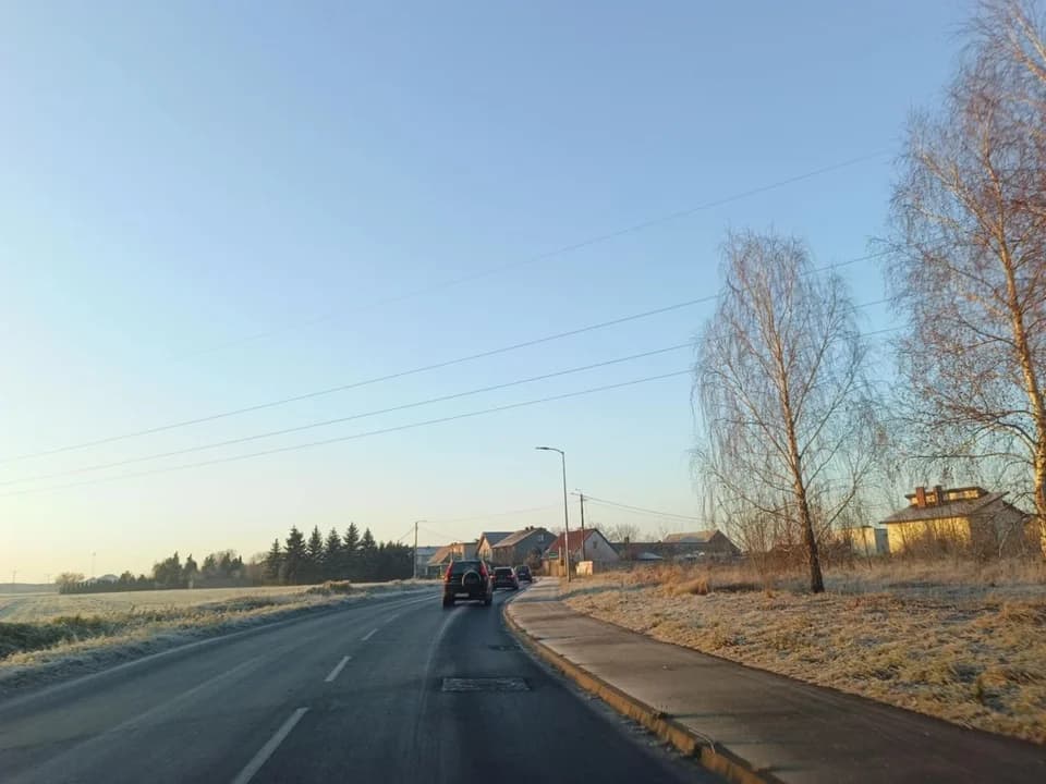 Śliskie drogi w Jarocinie i okolicy. Są pierwsze zdarzenia na drogach — zdjęcie 2 z 3
