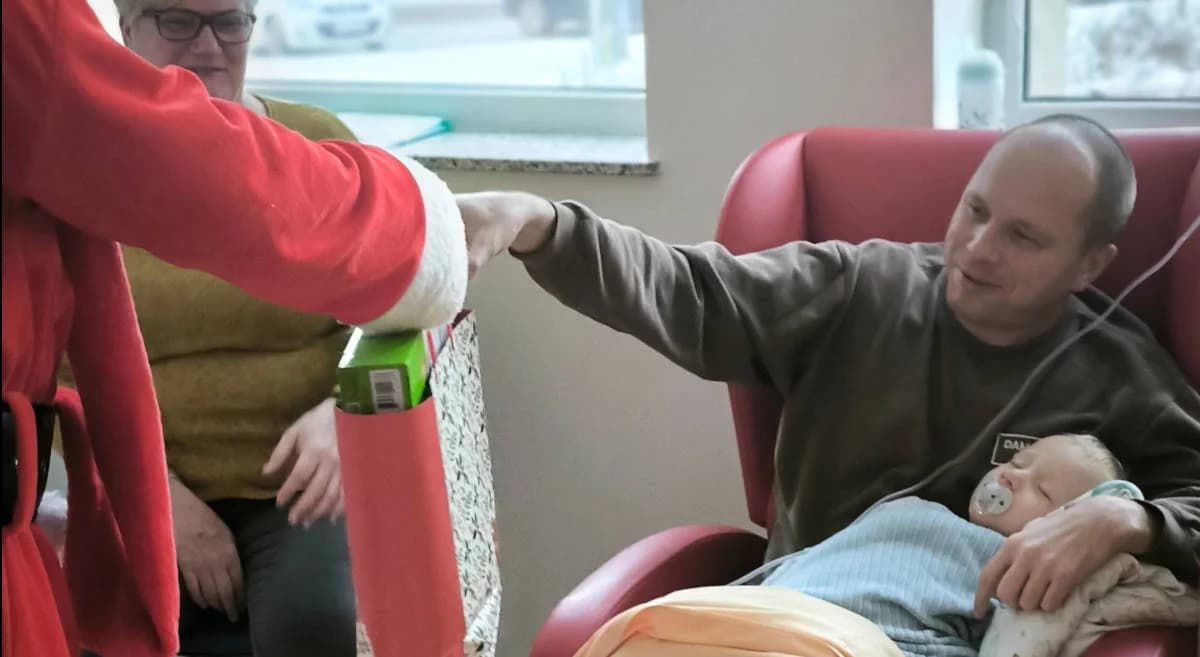 Święty Mikołaj nie zapomniał o dzieciach, które przebywają w jarocińskim szpitalu [ZDJĘCIA]