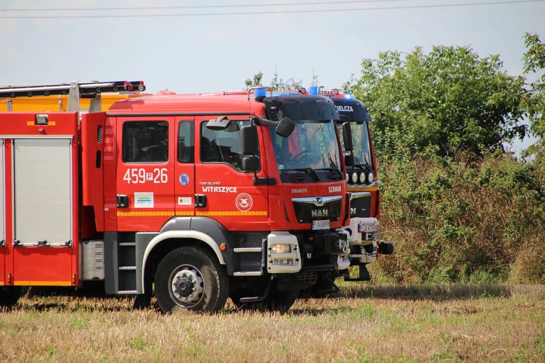 Duży pożar w Jarocinie. Ogień strawił zapasy słomy [ZDJĘCIA] — zdjęcie 4 z 50