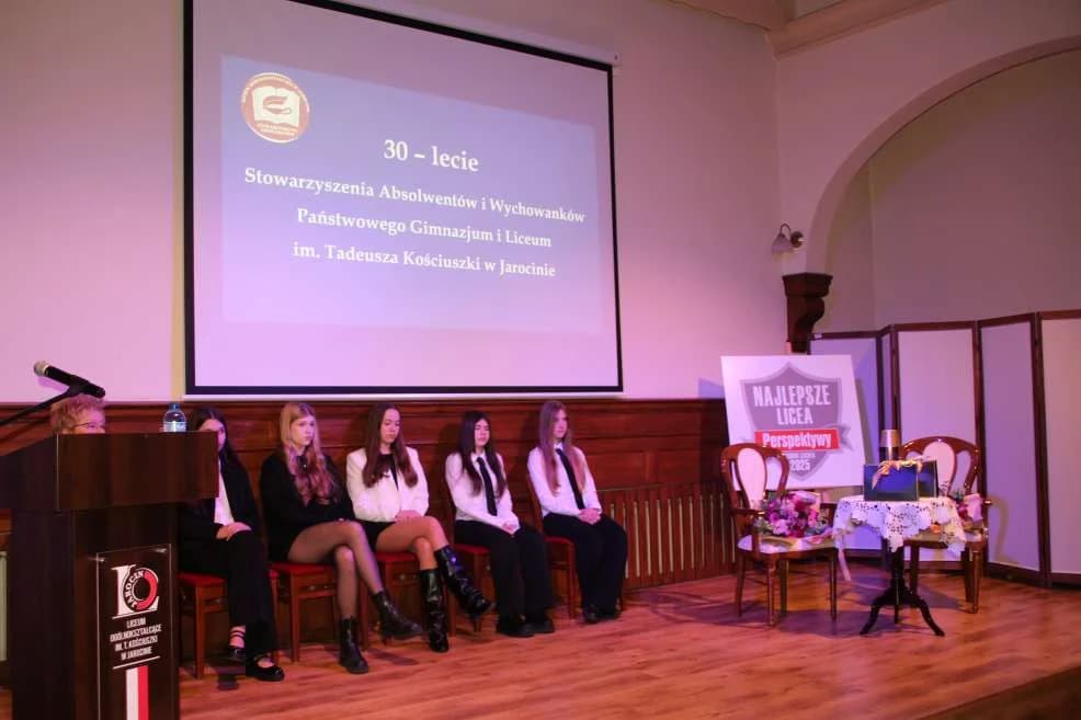 Pamiątkowe tablice odsłonięte w holu jarocińskiego liceum — zdjęcie 3 z 54