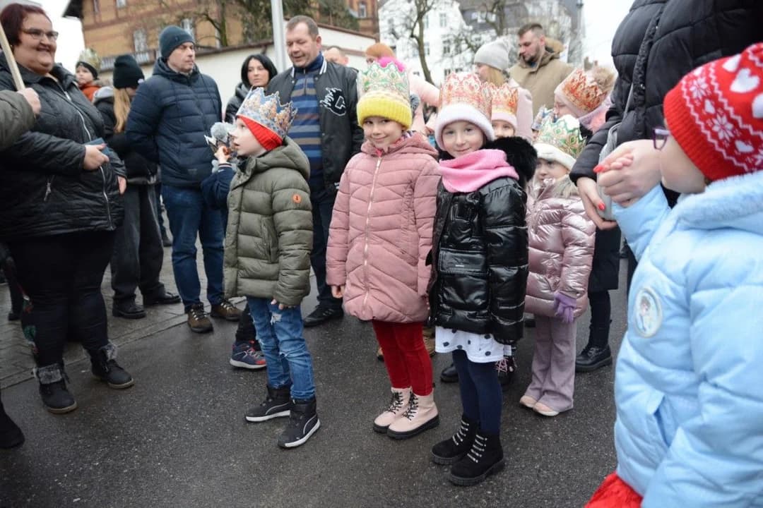 14. Jarocińskie Kolędowanie z Orszakiem Trzech Króli. Najwięcej było przedszkolaków  [ZDJĘCIA]