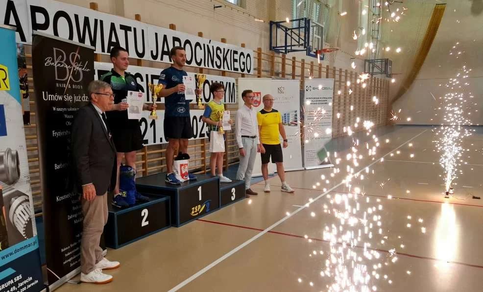 Rywalizacja ponad 160 zawodników wyłoniła Mistrza Powiatu Jarocińskiego w Tenisie Stołowym. Kto nim został? [ZDJĘCIA, SONDA]