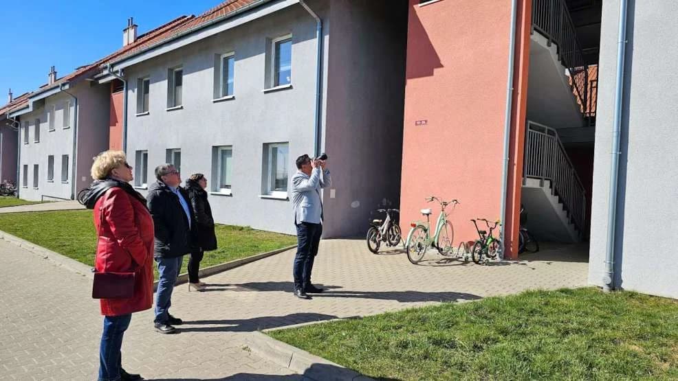 Usterki w szeregowcach z czynszówkami w gminie Jarocin. Czy jest szansa, że zostaną usunięte? [ZDJĘCIA, SONDA]