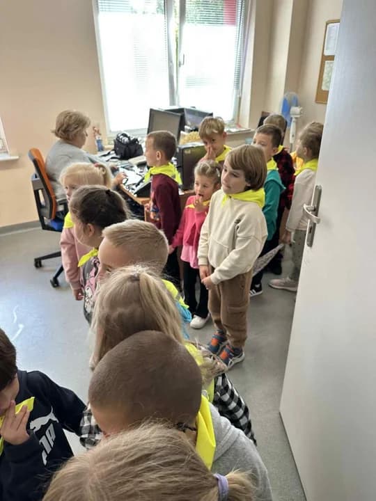 Ananasy z przedszkola „Jaś i Małgosia” odwiedziły redakcję „Gazety Jarocińskiej” i portalu jarocińska.pl — zdjęcie 4 z 8