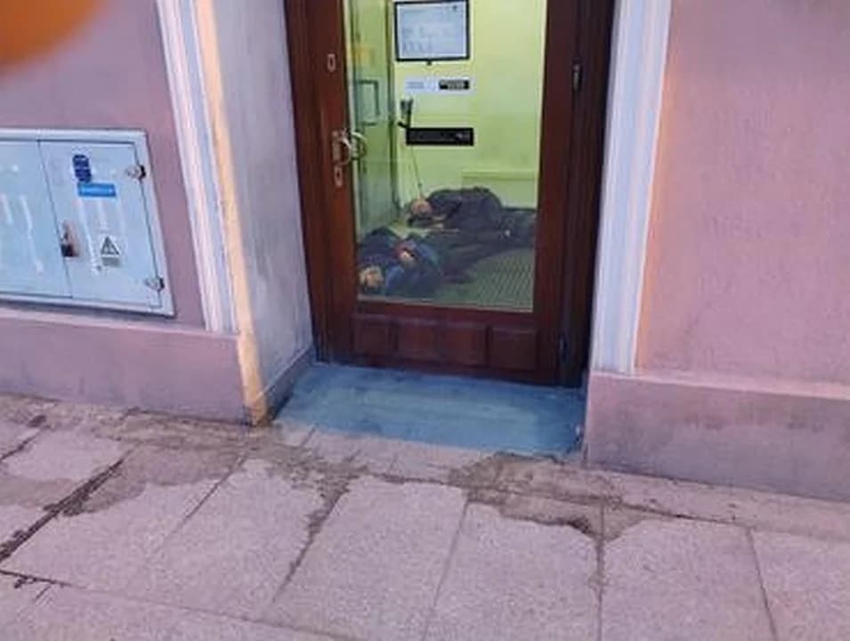 Spali w bankomacie, sikali na zewnątrz. Bank uruchomił monitoring