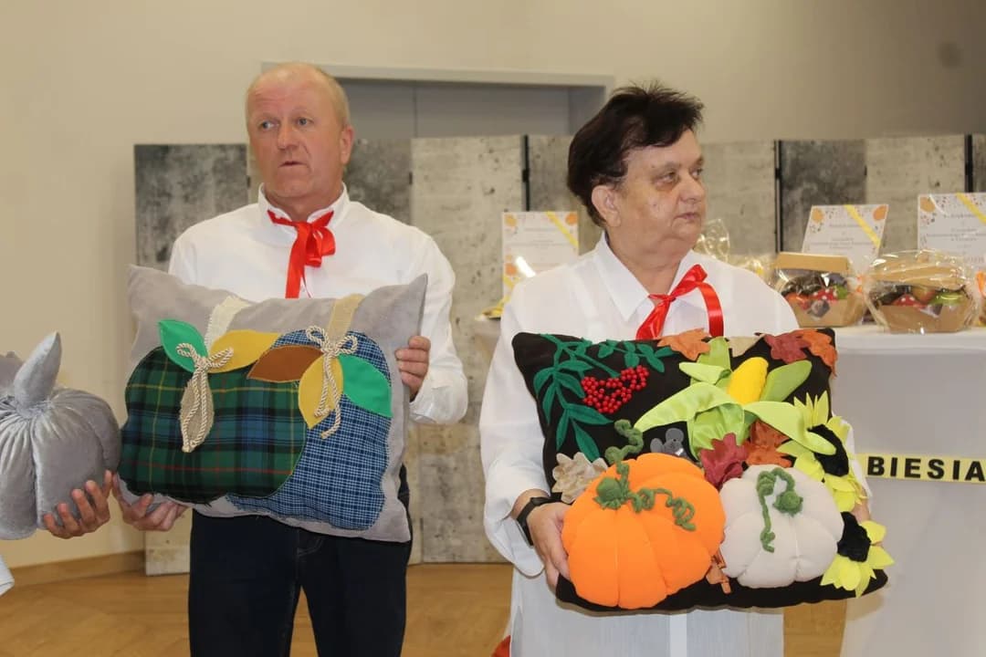 Środowiskowy Dom Samopomocy zaprosił 9 placówek na Jesienną Biesiadę do Jarocina [ZDJĘCIA] — zdjęcie 6 z 157