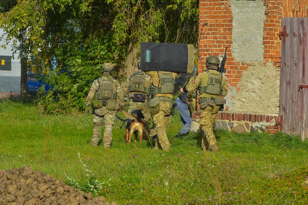 Katastrofa samolotu, uzbrojeni przestępcy i działania antyterrorystów - duże ćwiczenia policji i służb ratowniczych [ZDJĘCIA I FILM]