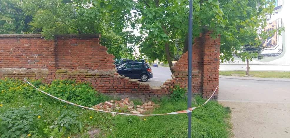 Uszkodzone  ogrodzenie parku Radolińskich w Jarocinie — zdjęcie 2 z 8